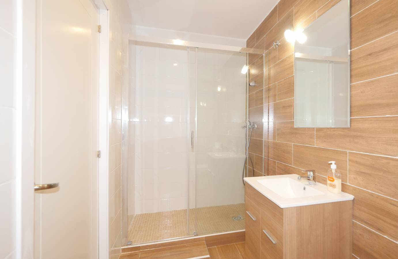 Spacious 1‑Bed Apartment — Carrer de la Junta de Comerç, Barcelona – photo 4